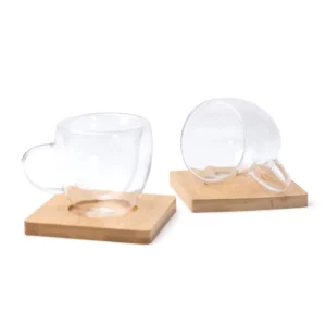 Set 2 tazas con posavasos Stamina Robus 1849, transparente, vista de las tazas y de sus posavasos con una taza tumbada