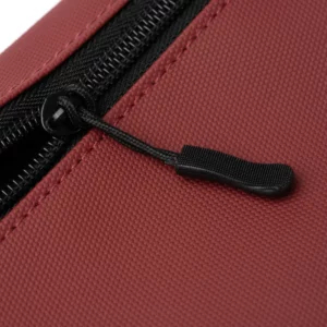 Estuche de PU Stamina Selvax 1854, rojo oscuro, detalle de la cremallera y el tirador negros
