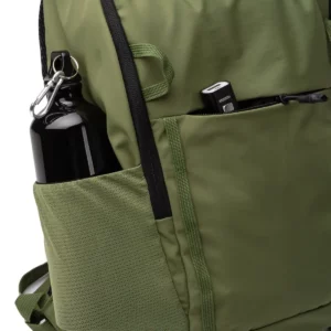 Mochila de nylon Stamina Vermont 1865, verde oscuro, detalle del bolsillo lateral con una botella como ejemplo de uso
