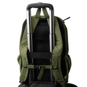 Mochila de nylon Stamina Vermont 1865, verde oscuro, vista posterior con un asa de trolley como ejemplo de uso