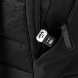 Mochila de viaje Stamina Dakota 1866, negro, detalle del bolsillo de la cinta de hombro con un accesorio como ejemplo de uso