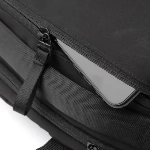 Mochila de viaje Stamina Dakota 1866, negro, detalle del bolsillo exterior con un teléfono como ejemplo de uso