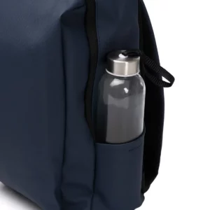 Mochila de PU suave Stamina Siox 1869, marino, detalle del bolsillo lateral con una botella como ejemplo de uso