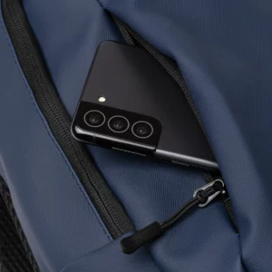 Mochila de PU suave Stamina Siox 1869, marino, detalle del bolsillo frontal con un teléfono como ejemplo de uso