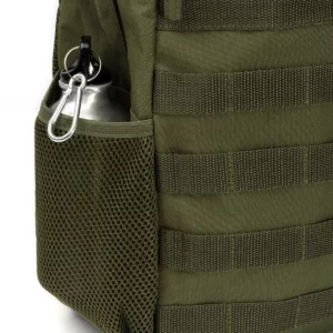 Mochila de RPET Stamina Bufalo 1870, verde oscuro, detalle del bolsillo lateral y su mosquetón con una botella como ejemplo de uso