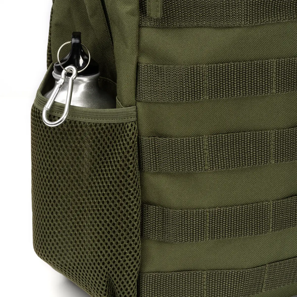 Mochila de RPET Stamina Bufalo 1870 6 Mochila de RPET Stamina Bufalo 1870, verde oscuro, detalle del bolsillo lateral y su mosquetón con una botella como ejemplo de uso