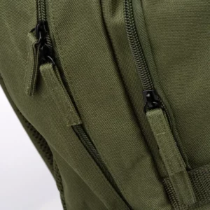 Mochila de RPET Stamina Bufalo 1870, verde oscuro, detalle del bolsillo y la cremallera