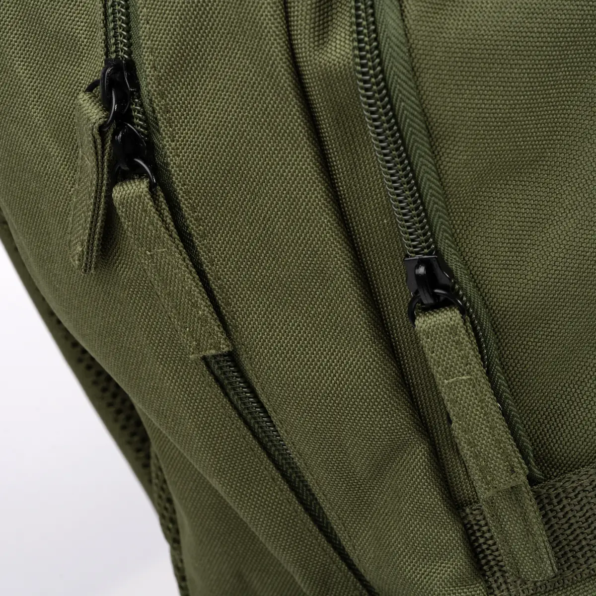 Mochila de RPET Stamina Bufalo 1870 7 Mochila de RPET Stamina Bufalo 1870, verde oscuro, detalle del bolsillo y la cremallera