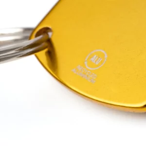Llavero abridor jarra Stamina Artois 1878, amarillo, detalle del logo de aluminio reciclado