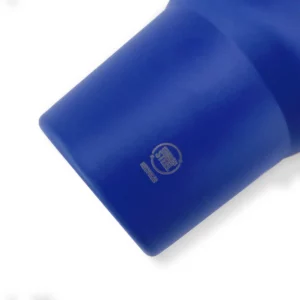 Taza térmica Stamina Gotex 1881, royal, detalle de la marca de acero reciclado en el cuerpo