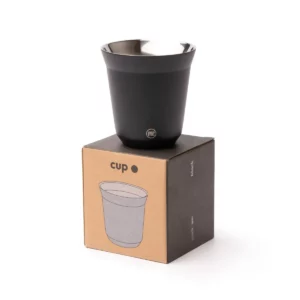 Vaso de café Stamina Cosik 1887, negro, vista del vaso sobre su caja de diseño
