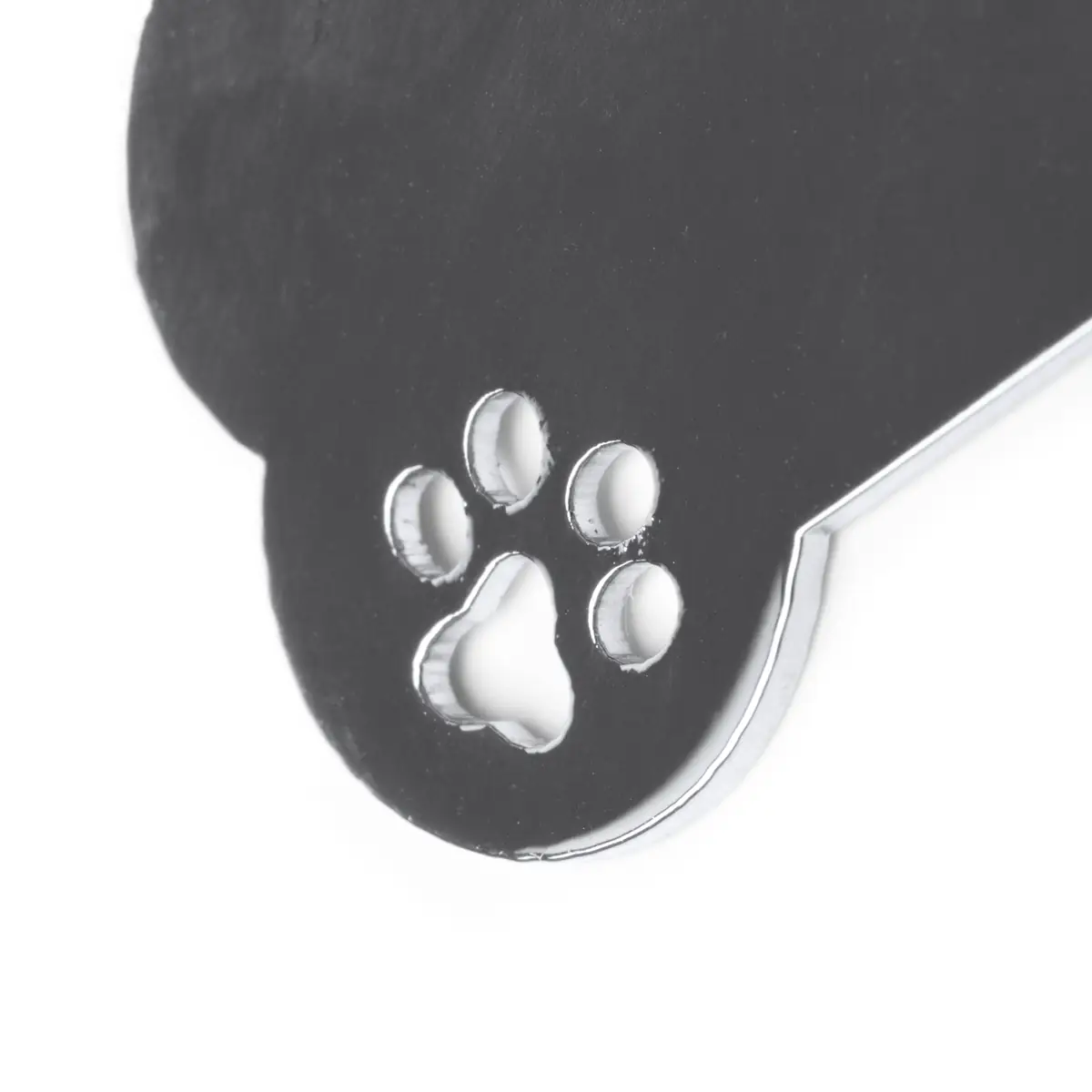 Llavero hueso Stamina Chop 1902 3 Llavero hueso Stamina Chop 1902, plata, detalle de la huella lateral del llavero
