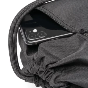 Mochila de cuerdas Stamina Lucio 1990, negro, detalle del bolsillo frontal con un dispositivo como ejemplo de uso