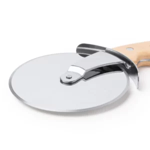 Cortapizzas de madera Stamina Zaneti 2020, crudo, detalle de la rueda de corte y el mango