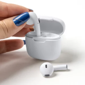 Auriculares con estuche Stamina Costen 3037, blanco, auricular sostenido en mano junto al estuche