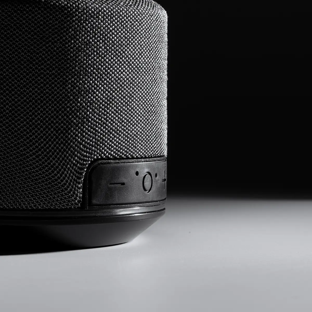 Altavoz con carga inalámbrica Stamina Tenor 3192 4 Altavoz con carga inalámbrica Stamina Tenor 3192, gris vigoré, detalle de los controles