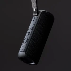 Altavoz inalámbrico Stamina Umek 3196, negro, detalle del asa y el cuerpo en escena ambiental