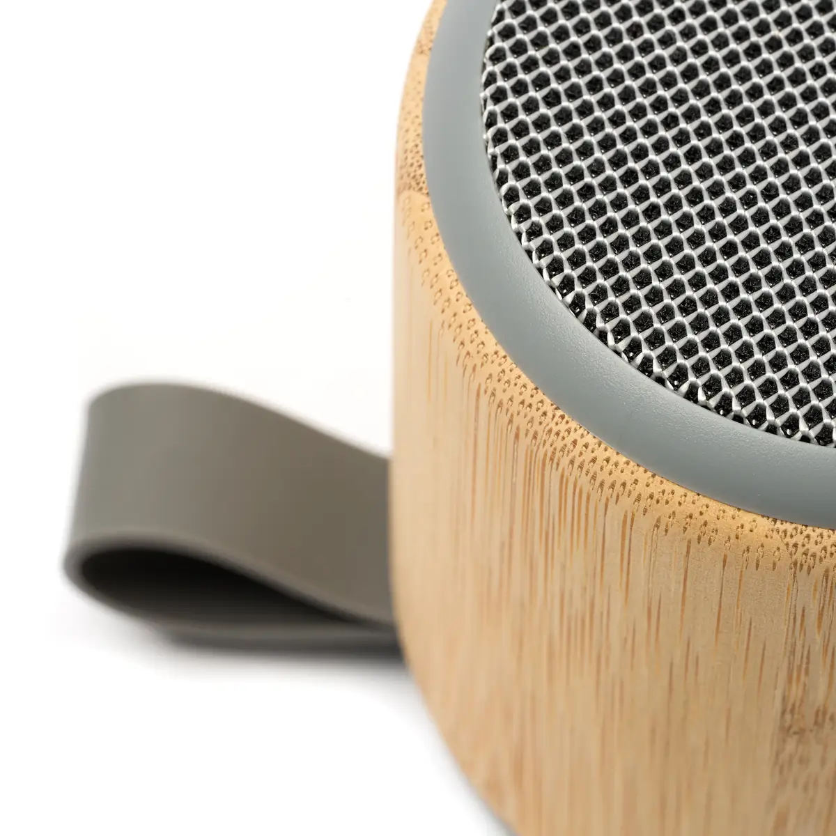 Altavoz inalámbrico Stamina Solum 3199 3 Altavoz inalámbrico Stamina Solum 3199, crudo, detalle de la rejilla y el asa