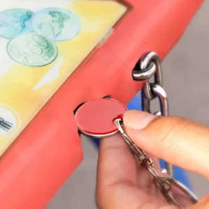 Llavero moneda Stamina Tonic 4050, rojo, ejemplo de uso de la moneda roja en un carro de la compra