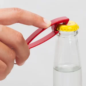 Llavero abridor Stamina Sparkling 4070, rojo, ejemplo de apertura de una botella con el abridor rojo