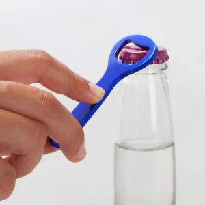 Abridor de aluminio Stamina Lager 4072, royal, ejemplo de apertura de una botella con el abridor