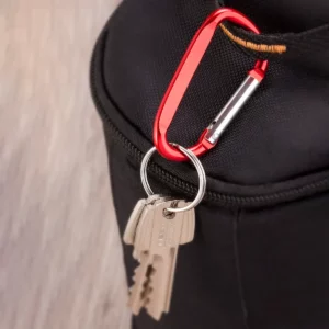 Llavero mosquetón Stamina Pale 4073, rojo, ejemplo de uso del mosquetón rojo con llaves
