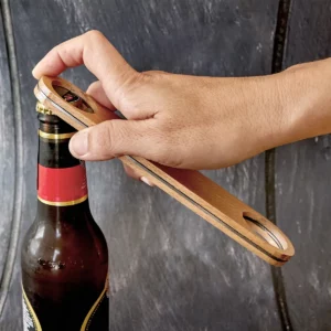 Abridor de madera Stamina Shake 4078, madera, vista del abridor en una mano durante su uso