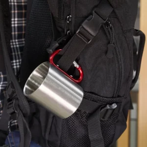 Taza con mosquetón Stamina Guaya 4082, rojo, detalle de la taza sujeta a la mochila de una persona