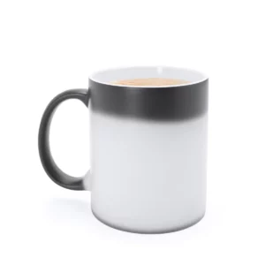 Taza mágica para sublimar Stamina Okra 4085, negro, vista de la taza con bebida caliente y el efecto de cambio visible