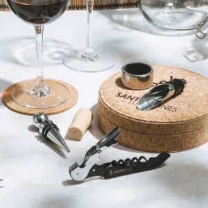 Set de vino en estuche de corcho Stamina Venet 4091, crudo, ejemplo de uso y marcaje del set junto a copas