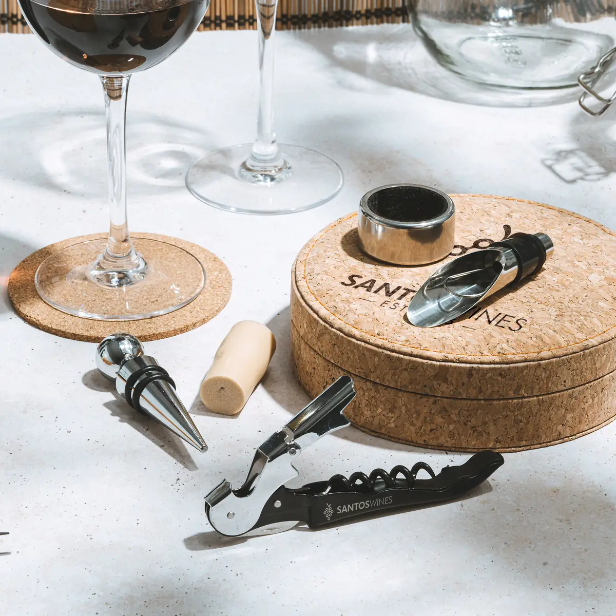 Set de vino en estuche de corcho Stamina Venet 4091 5 Set de vino en estuche de corcho Stamina Venet 4091, crudo, ejemplo de uso y marcaje del set junto a copas