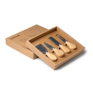 Set de 4 utensilios para queso Stamina Edam 4101, crudo, vista del estuche abierto junto a la cubierta