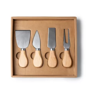 Set de 4 utensilios para queso Stamina Edam 4101, crudo, vista frontal de los cuatro utensilios en el estuche abierto