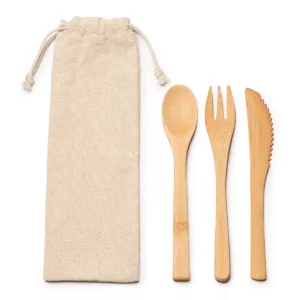 Set de cubiertos de bambú Stamina Colmer 4117, crudo, vista de la funda junto a los tres cubiertos