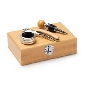 Set de vino en estuche de bambú Stamina Tintos 4129, crudo, vista de los accesorios sobre el estuche cerrado