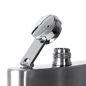 Petaca de acero Stamina Walker 4141, plata, detalle del cierre abierto de la petaca