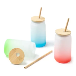 Vaso de cristal con pajita Stamina Dalby 4202, vista conjunta de los tres colores con un vaso tumbado