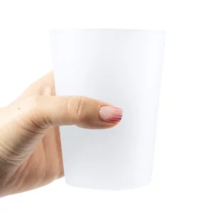 Pack de 12 vasos reutilizables Stamina Pontal 4210, transparente, vista de una mano sujetando el vaso