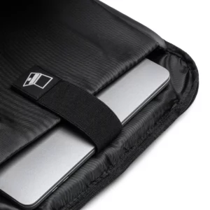 Mochila ejecutiva Stamina Warka 7083, negro, detalle del compartimento acolchado con un dispositivo como ejemplo de uso