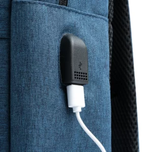 Mochila de RPET Stamina Gregor 7139, royal, detalle de la salida USB con un cable como ejemplo de uso