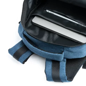 Mochila de RPET Stamina Gregor 7139, royal, detalle del interior con dispositivos como ejemplo de uso