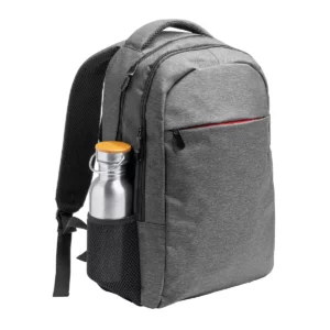 Mochila jaspeada Stamina Chucao 7146, negro vigoré, vista del bolsillo lateral con una botella como ejemplo de uso