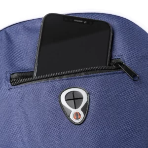 Mochila con salida para auriculares Stamina Condor 7153, marino, detalle del bolsillo frontal con un teléfono como ejemplo de uso