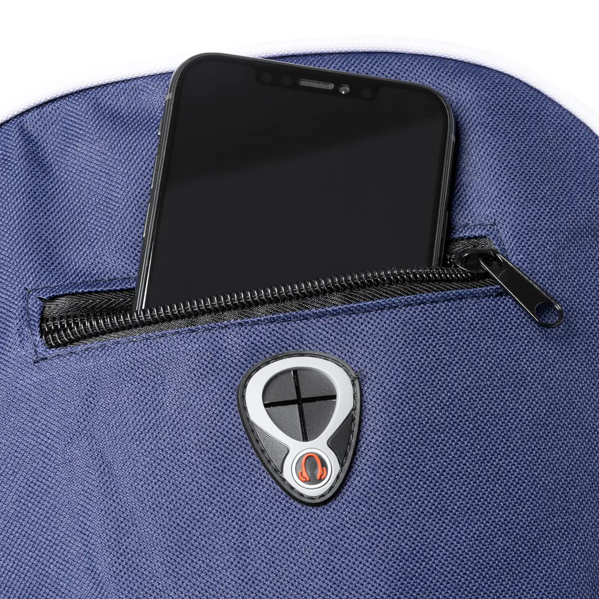 Mochila con salida para auriculares Stamina Condor 7153 11 Mochila con salida para auriculares Stamina Condor 7153, marino, detalle del bolsillo frontal con un teléfono como ejemplo de uso
