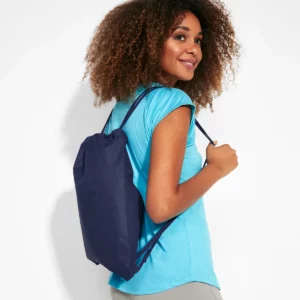 Mochila de cuerdas Stamina Zorzal 7157, marino, vista de una modelo con la mochila puesta