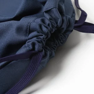 Mochila de cuerdas Stamina Zorzal 7157, marino, detalle de los cordones planos y su ajuste