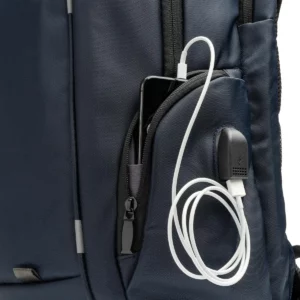 Mochila con salida USB Stamina Duke 7171, marino, detalle de la conexión USB con batería externa y accesorios como ejemplo de uso