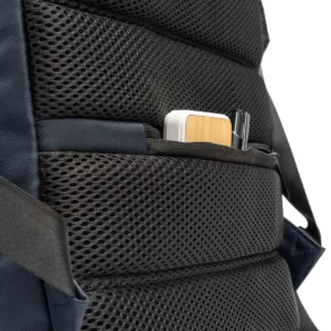 Mochila con salida USB Stamina Duke 7171, marino, detalle del bolsillo posterior con un objeto como ejemplo de uso