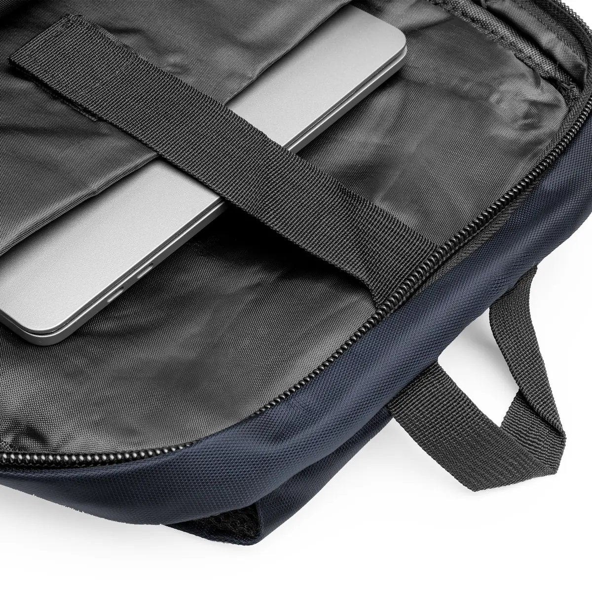 Mochila de nylon Stamina Mardok 7173 5 Mochila de nylon Stamina Mardok 7173, marino, detalle del compartimento acolchado con un dispositivo como ejemplo de uso