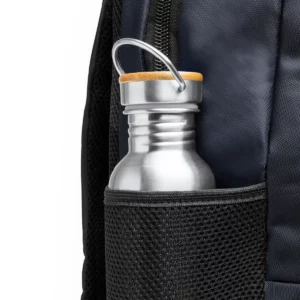 Mochila de nylon Stamina Mardok 7173, marino, detalle del bolsillo lateral con una botella como ejemplo de uso